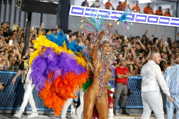 Imagem colorida de Sabrina Sato no desfile da Unidos de Vila Isabel no Carnaval 2026 - Metrópoles