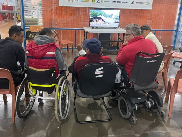 Foto colorida de cadeirantes acolhidos no abrigo da ACADEF, em maio de 2024 - Metrópoles