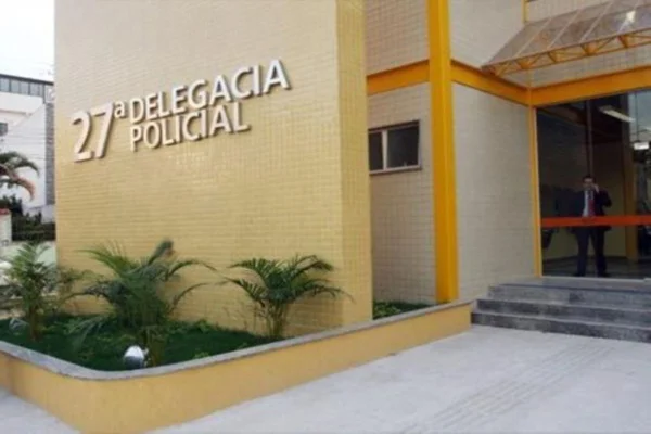 Imagem colorida de delegacia no RJ - Metrópoles