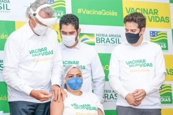 Com vacinas em Goiás, Caiado afirma que ciência mostrou seu poder
