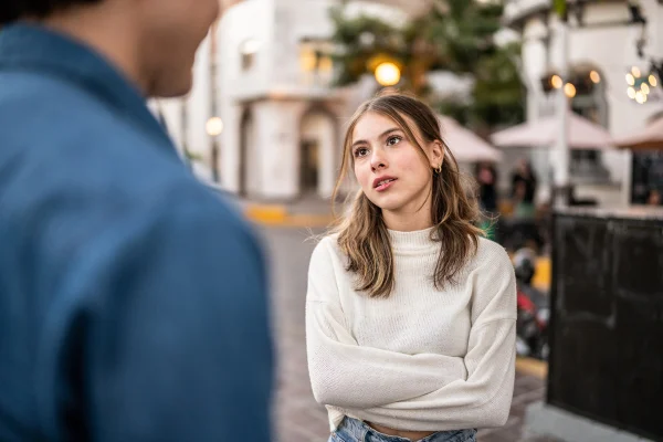foto com cor. casal conversando - metrópoles