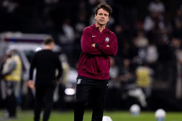 Diniz fala sobre minutagem de Memphis, vaias para Yuri e derrota
