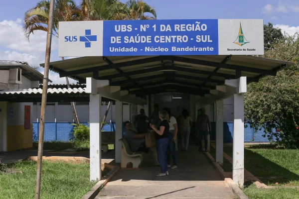 Foto colorida de entrada de hospital. Na placa "UBS N°1 da Região de Saúde Centro-Sul"