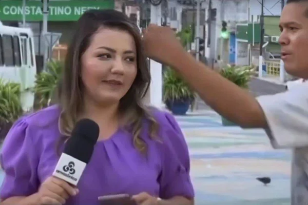Foto colorida de repórter levando um soco - Metrópoles