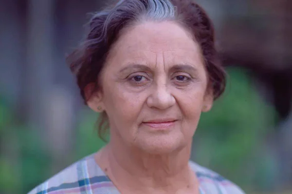 foto colorida do rosto de laura cardoso mais jovem - metrópoles