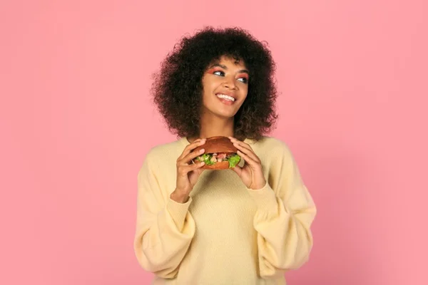Mulher comendo hambúrguer