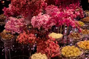 Flores decoraram a mesa dos doces