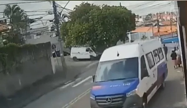 Vídeo: van descontrolada desce rua de ré, atropela 4 e mata 2 pessoas