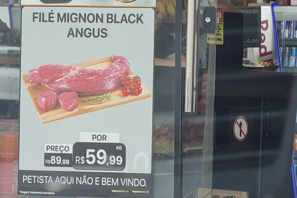 Imagem colorida de cartaz que diz que petista não é bem vido