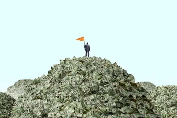 Imagem de homem em cima de uma "montanha" de dinheiro - Metrópoles