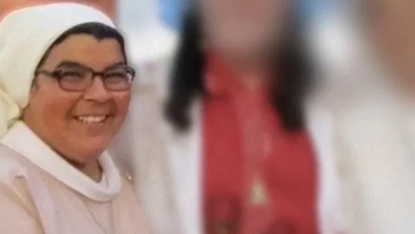 Imagem colorida mostra, à esquerda, a freira Adelaide Dantas, que comandava a Instituição de Longa Permanência Vila Vicentina Padre Libério. Ela está ao lado de duas pessoas, que estão com o rosto borrado