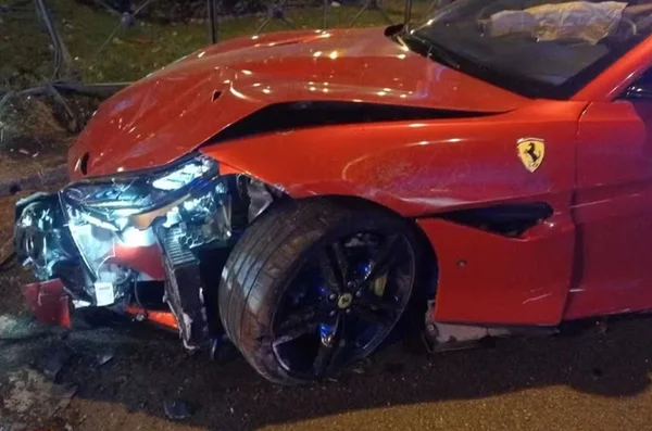 Esposa de jogador brasileiro destrói Ferrari em acidente na Espanha