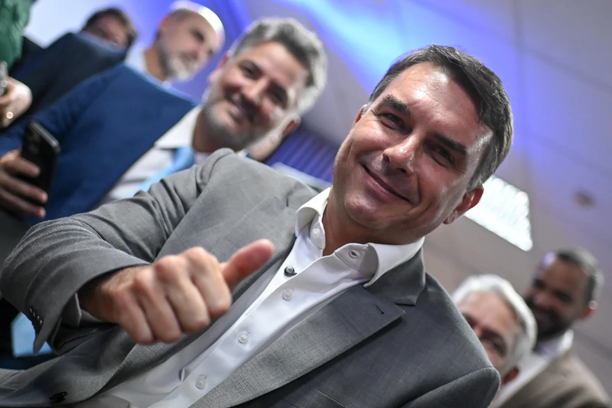 Republicanos oficializou apoio a Flávio Bolsonaro no 2º turno Republicanos oficializou apoio a Flávio Bolsonaro no 2º turno