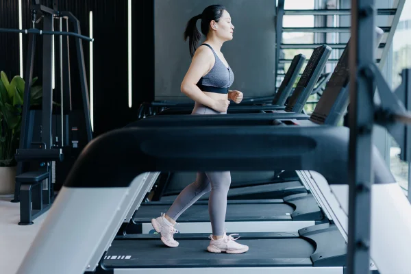 Mulher caminha em esteira - Metrópoles - cardio calorias