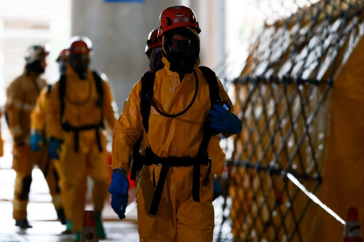 Todos os participantes da equipe usaram roupas de proteção prevista em acidentes assim