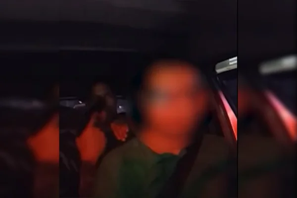 Vídeo: bandidos rendem, ameaçam e roubam carro de motorista de app