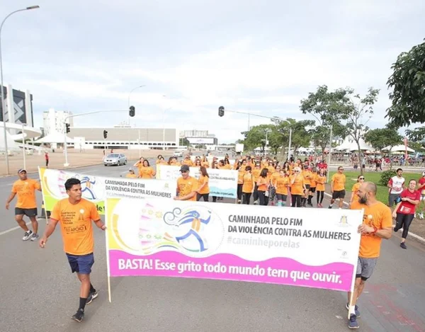 Caminhada na Esplanada pede o fim da violência contra mulher