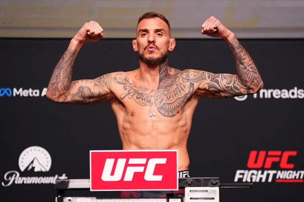 Imagem colorida de Moicano, do UFC, em pesagem- Metrópoles