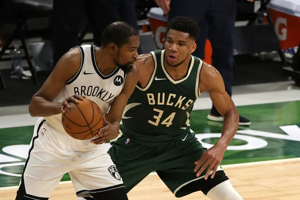 Kevin Durant, do Brooklyn Nets, marcado por Giannis Antetokounmpo, do Milwaukee Bucks, em partida da NBA em maio de 2021