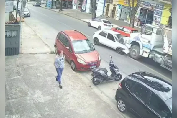 Colisão frontal no Barreiro em BHMG