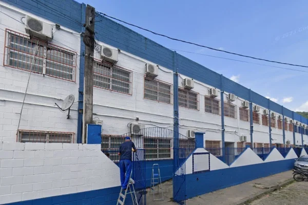 Imagem colorida de escola municipal no Guarujá, onde professora foi espancada - Metrópoles