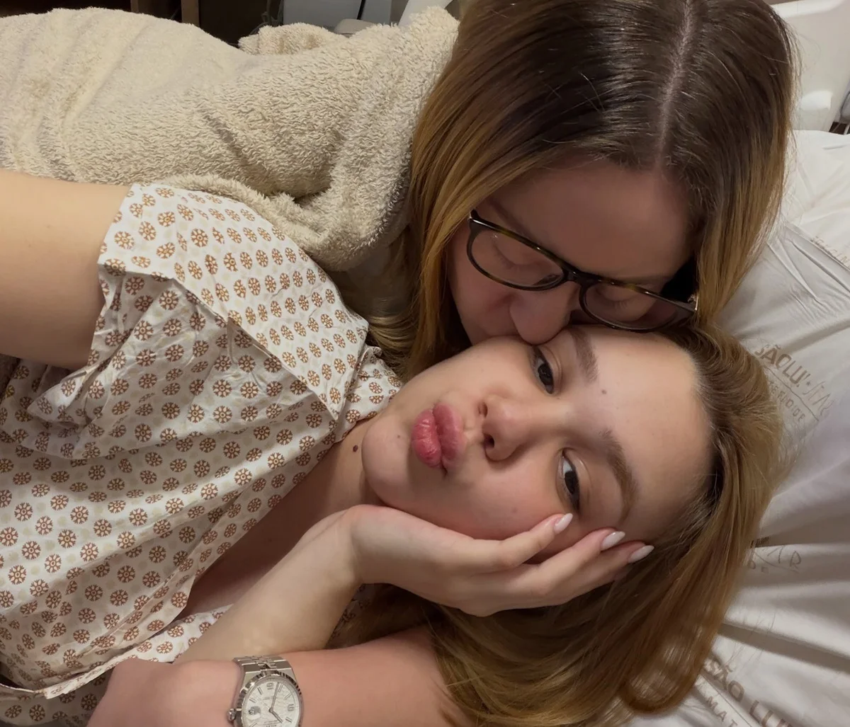 Mari Fernandez dá beijo na esposa, Julia Ribeiro Mari Fernandez dá beijo na esposa, Julia Ribeiro