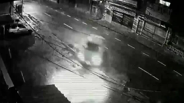 Carro desgovernado mata catador em Salvador; veja vídeo