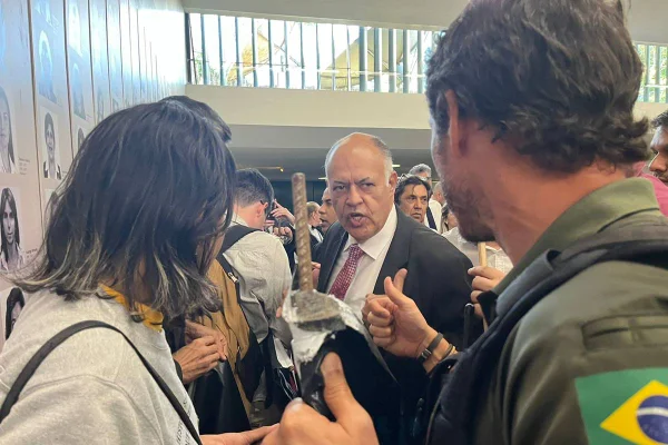 manifestantes polícia legislativa pl fake news camara dos deputados