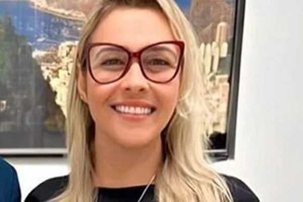 Cristina Cruz posa durante trabalho na Prefeitura - Metrópoles