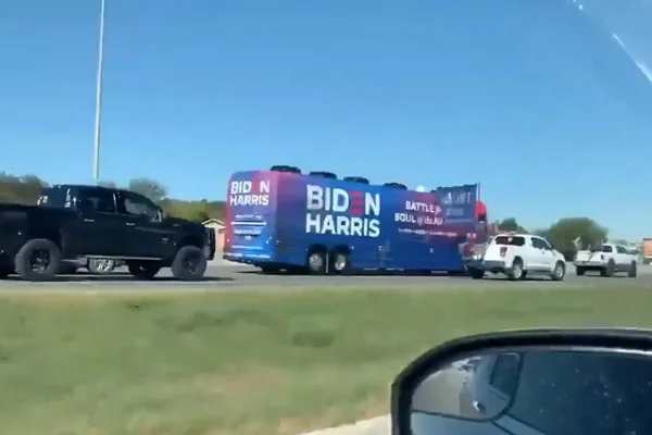 Biden cancela comício em Austin após ônibus de campanha ser “emboscado”