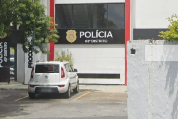 Foto colorida da fachada do 63° Distrito Policial (DP), na zona leste de São Paulo.