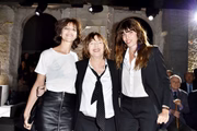 Aqui, a musa inspiradora posa com as filhas Charlotte Gainsbourg e Lou Doillon