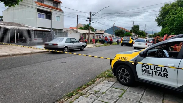 Imagem colorida de cena do crime no qual homem foi morto por atiradores - Metrópoles