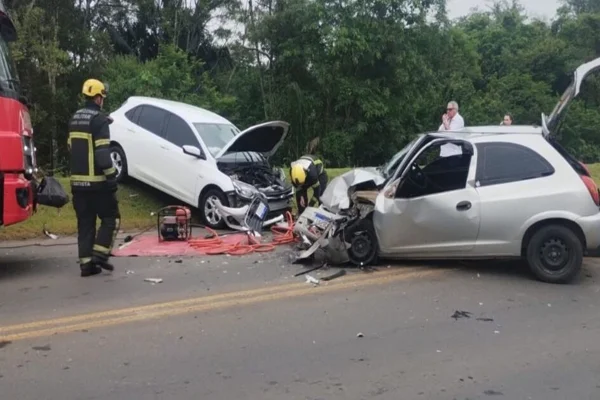 Imagem colorida, colisão entre carros e agentes do corpo de bombeiros no local - Metrópoles