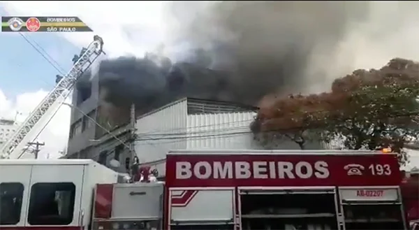 Galpão pega fogo na região central de São Paulo; veja vídeo
