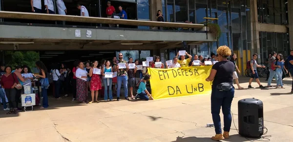 Le Monde publica manifesto contra corte de verbas em universidades