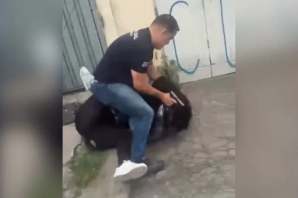 Corregedoria investiga conduta de policial que sacou arma para separar briga de adolescentes. Metrópoles
