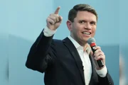 O candidato ao Senado dos EUA, James Talarico, discursa na Igreja Batista da Avenida Wheeler, em Houston, no domingo, 13 de setembro de 2026. O candidato ao Senado dos EUA, James Talarico, discursa na Igreja Batista da Avenida Wheeler, em Houston, no domingo, 13 de setembro de 2026.