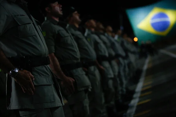 Foto colorida mostra policiais militares perfilados - Metrópoles