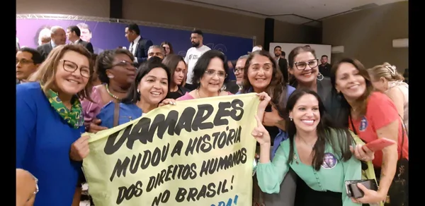 Damares Alves após ato de filiação ao Republicanos, em Brasília. Ela tira foto com um grupo de apoiadoras que posam para foto com um cartaz que diz "Damares mudou a história dos direitos humanos no Brasil" - Metrópoles