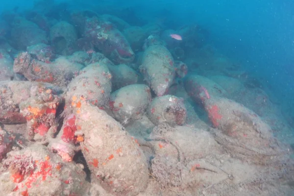 Ânforas encontradas em naufrágio de um navio romano com mais 2.100 anos na costa da Sicília, na Itália. Metrópoles