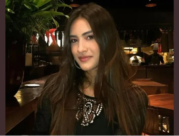 Jovem Dalliene Brito de cabelos longos escuros e roupa preta