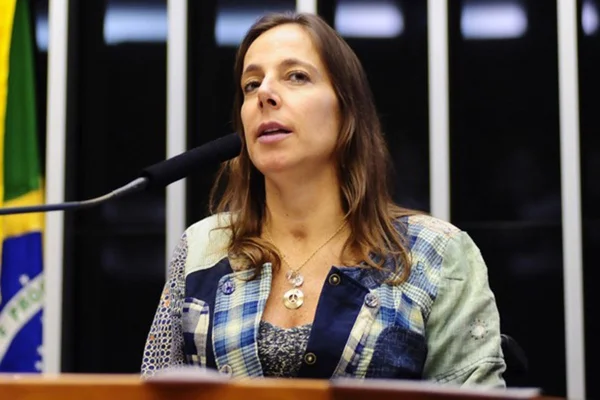 imagem colorida da senadora Mara Gabrilli