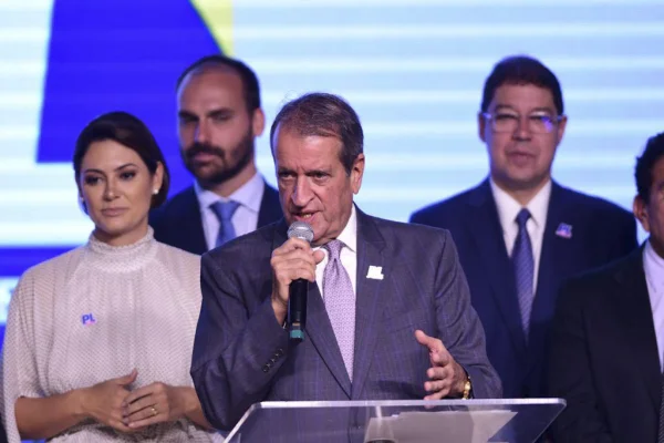 Presidente nacional do PL, Valdemar Costa Neto, Michelle Bolsonaro e Eduardo Bolsoanro durante cerimônia de transmissão de cargo à nova presidente do PL Mulher em brasília - Metrópoles
