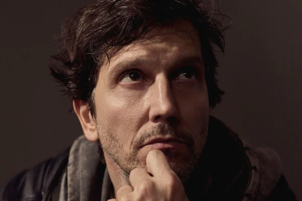O Menor Palco do Mundo, primeiro espetáculo solo de Vladimir Brichta, fica em cartaz de 10 a 31 de outubro no Teatro Vivo, em São Paulo - Metrópoles