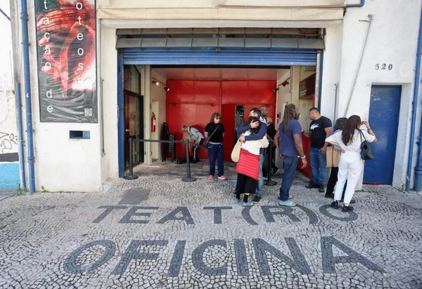 Fãs e amigos homenageiam Zé Celso no Teatro Oficina: “Era uma força”