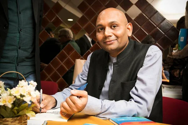 Diplomata Abhay Kumar lança coletânea bilíngue de poemas em coquetel