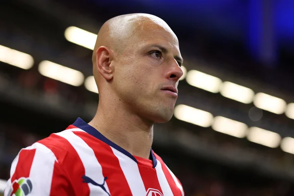Foto colorida de Chicharito Hernández, do Chivas - Metrópoles