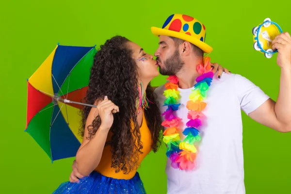 casal beijando na boca no carnaval fantasiados