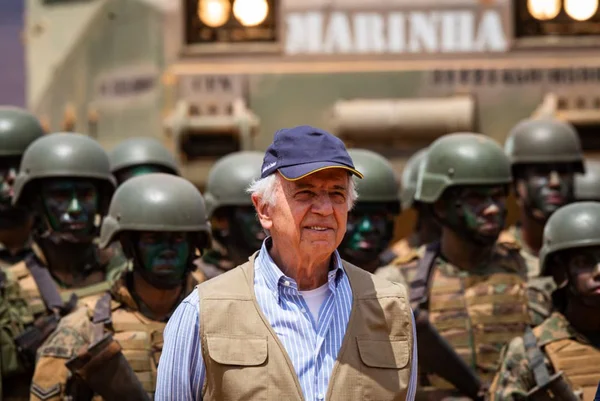 Foto colorida do ministro da Defesa, José Múcio, cercado por militares - Metrópoles